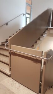 Treppengeländer hergestellt durch die Firma Finsterwald Stahlbau GmbH & Co.KG aus einer anderen Perspektive