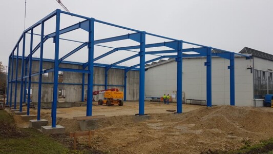 Stahlkonstruktion einer Halle hergestellt durch die Firma Finsterwald Stahlbau GmbH & Co.KG aus einem anderen Blickwinkel