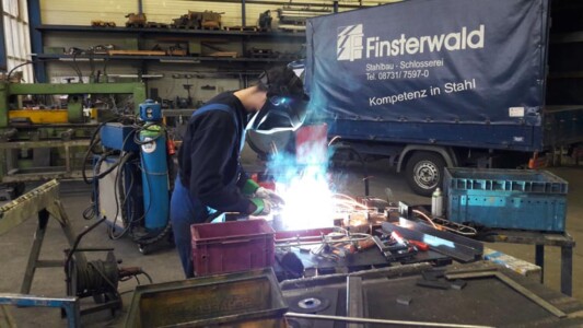 Mitarbeiter der Firma Finsterwald Stahlbau GmbH & Co.KG beim Schweissen