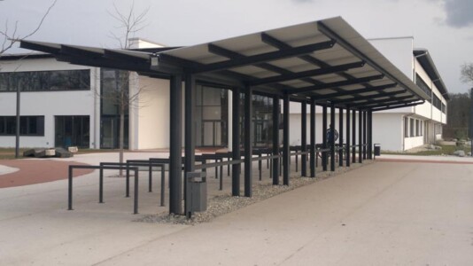 Überdachung für Fahrrad und Mofas hergestellt durch die Firma Finsterwald Stahlbau GmbH & Co.KG